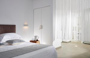 Voodi või voodid majutusasutuse Santa Maria Luxury Suites & Spa toas