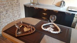 uma mesa com dois copos de vinho e um cesto em Apartment new 95 Kvartal em Kryvyi Rih