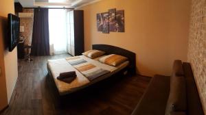 um quarto com uma cama num quarto em Apartment new 95 Kvartal em Kryvyi Rih