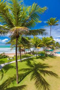 un gruppo di palme sulla spiaggia di Pousada Ecoporto a Porto De Galinhas