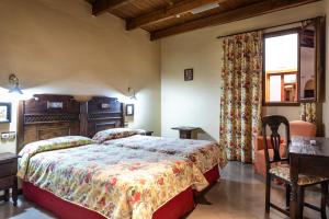 una camera con letto e finestra di Hotel Sao Joao De Deus by RIDAN Hotels a Elvas