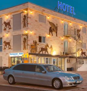 une voiture garée devant un hôtel dans l'établissement Hotel Babylon am Europa-Park, à Ringsheim