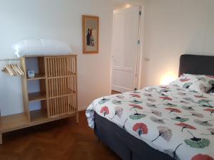 Un pat sau paturi într-o cameră la B&B Lisa Groningen