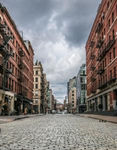 una calle adoquinada en una ciudad con edificios altos en Solita Soho Hotel, en Nueva York