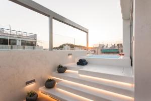 una vista dal balcone di una casa con piscina di ACRON suites & apartments ad Atene