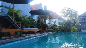 A piscina localizada em Miko Bali Bungalow ou nos arredores