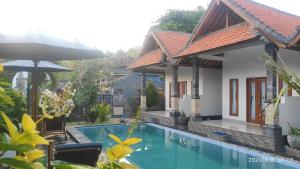 A piscina localizada em Miko Bali Bungalow ou nos arredores