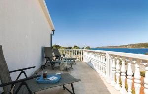 balcone con sedie e vista sull'acqua di Villa Ivan a Rogoznica (Rogosnizza)