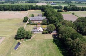 eine Luftansicht eines großen Hauses auf einem Feld in der Unterkunft Tranquility Farm in Dalfsen