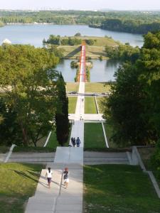 een uitzicht op een park met een rode en witte boot bij Domitys - Galilée in Cergy