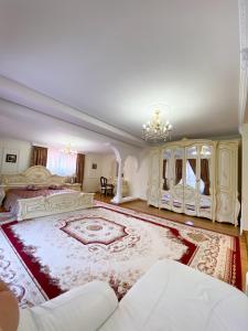 Una cama o camas en una habitación de Петрос Family Hotel