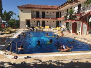 Swimming pool sa o malapit sa MG Moms Hotel