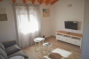 TV i/ili multimedijalni sistem u objektu CASA SOLORGA - apartamentos rurales