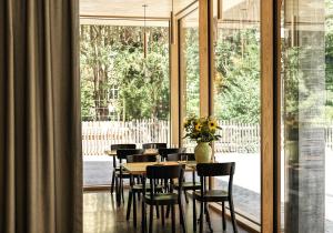 uma sala de jantar com mesa e cadeiras e uma grande janela em ODELYA Hotel & Naturgarten Basel City em Basileia