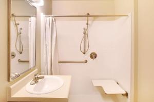 Bathroom sa WoodSpring Suites Baton Rouge Airline Highway