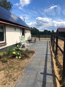 une chaise assise sur un trottoir à côté d'un bâtiment dans l'établissement Tiny house Veluwse Garre, à Garderen