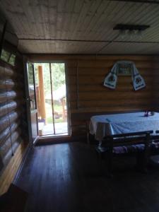 Zimmer mit einem Bett in einem Blockhaus in der Unterkunft Cottage Лісовий in Bukovets