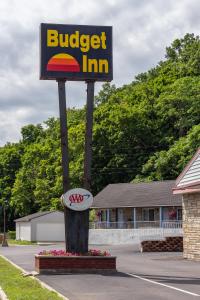 un panneau d'auberge de hamburgers devant un bâtiment dans l'établissement Budget Inn Watkins Glen, à Watkins Glen