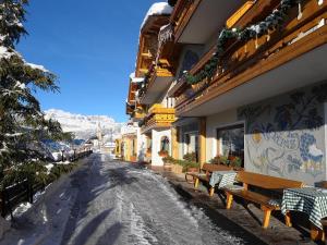 Una imagen general de la montaña o una montaña tomada desde el hotel