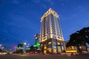 um edifício alto com luzes acesas à noite em THE SHINE HOTEL em Haiphong