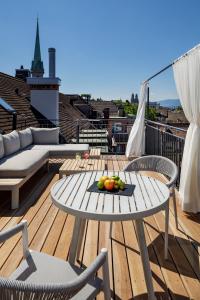 een tafel met een fruitschaal op een balkon bij Hotel Felix in Zürich