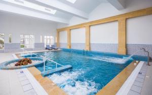 una gran piscina de agua azul en un edificio en Medina Belisaire And Thalasso, en Hammamet