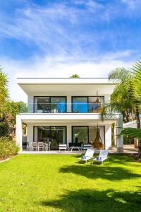 una gran casa blanca con césped delante en Fazenda Viegas, en Lagos