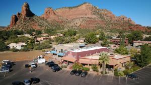 une vue aérienne sur un parking en face d'une montagne dans l'établissement Sedona Village Lodge, à Sedona