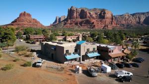 une vue aérienne sur un hôtel avec des montagnes en arrière-plan dans l'établissement Sedona Village Lodge, à Sedona