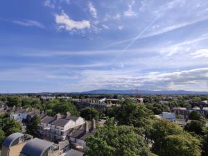 uma vista aérea de uma cidade com edifícios e árvores em Clayton Hotel Burlington Road em Dublin