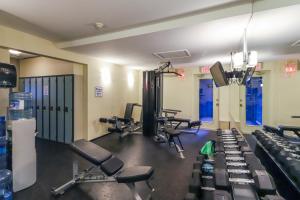 - une salle de sport avec des chaises et des machines dans l'établissement Glacier Lodge, à Whistler