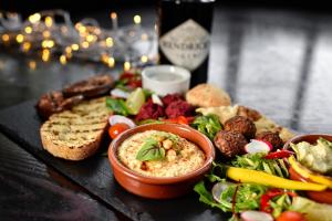 une assiette de nourriture avec de l'humus, du pain et des plongées dans l'établissement Red Hall Hotel, à Walmersley