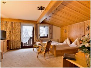 โทรทัศน์และ/หรือระบบความบันเทิงของ "Quality Hosts Arlberg" Hotel Garni Mössmer