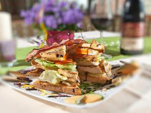 un sándwich en un plato en una mesa en Berghotel Türlwand, en Ramsau am Dachstein