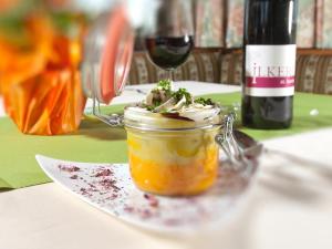 un frasco de mermelada en una mesa con una botella de vino en Berghotel Türlwand, en Ramsau am Dachstein