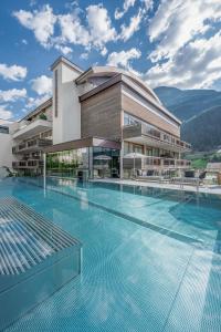 La alberca dentro o cerca de Bergland Design- und Wellnesshotel