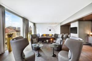 sala de estar con sillas y chimenea en HYPERION Hotel Leipzig, en Leipzig