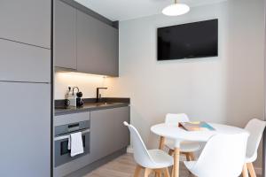 A cozinha ou cozinha compacta de Sitges Vibe Apartments by Olala Homes