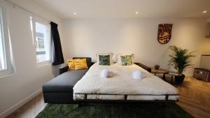 um quarto com uma cama e um sofá em Spacious 65m2 Apartment in the Centre of Eindhoven - R65B em Eindhoven