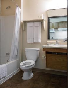 Ванна кімната в WoodSpring Suites Allentown