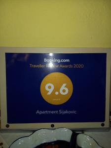 ekran komputerowy z napisem w obiekcie Apartment Sijakovic w mieście Mokra Gora