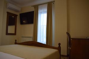 a bedroom with a bed and a window at Vila Preciosa in Alba Iulia