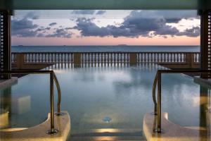 einen Pool mit Meerblick in der Unterkunft GH Palazzo Suite & SPA in Livorno