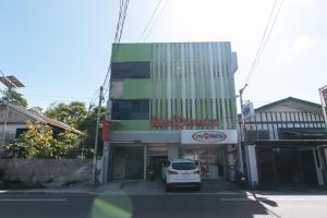 um carro branco estacionado em frente a um edifício em RedDoorz @ Golite Old Albay em Legazpi