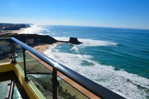 een balkon met uitzicht op de oceaan bij Hotel Golf Mar in Maceira