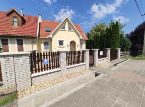 une clôture devant une maison dans l'établissement Apollo Vendégház, à Bogács