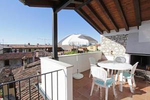 Un balcon sau o terasă la Casa Marsilva - holiday apartment with roof terrace, near the lake