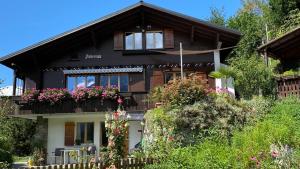 una casa con dei fiori davanti di Chalet Acheregg a Wengen