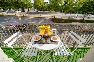 une table avec une assiette de fruits et de jus d'orange dans l'établissement L'île de la Brèche, à Niort