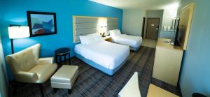 سرير أو أسرّة في غرفة في Best Western Brigham City Inn & Suites